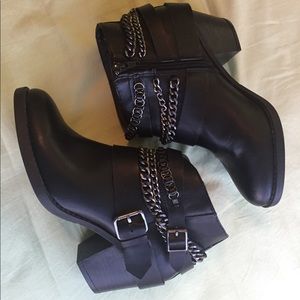 Black SO ankle boots